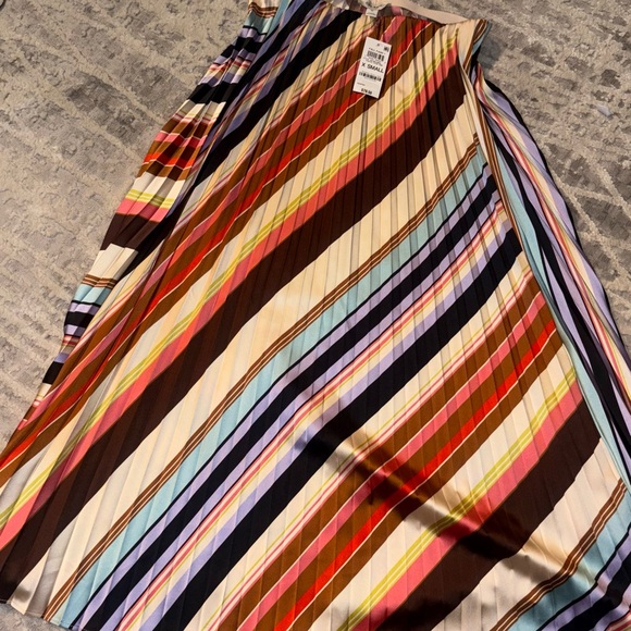 ON 34TH skirt. Size XS. New with tags. Retail $79.50. - Picture 2 of 4